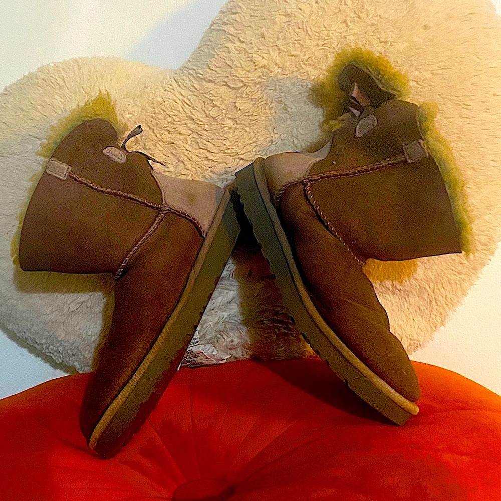 UGG Mini Bailey Bow two tone grey and brown, small flaw on right boot - Picture 2 of 13